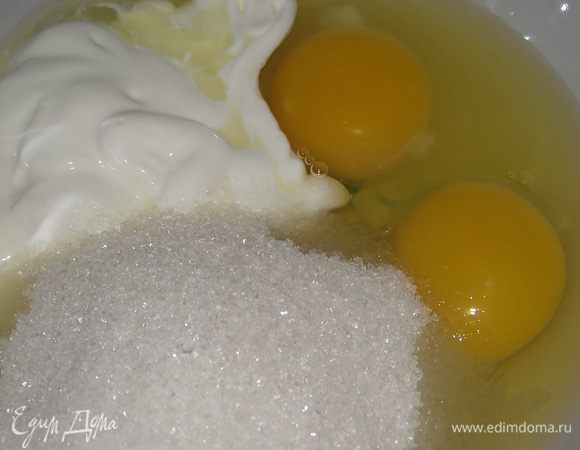   Заливка:

Взять яйцо ,сахар и сметану