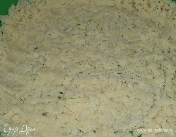 Тесто потереть на терку прямо в форму