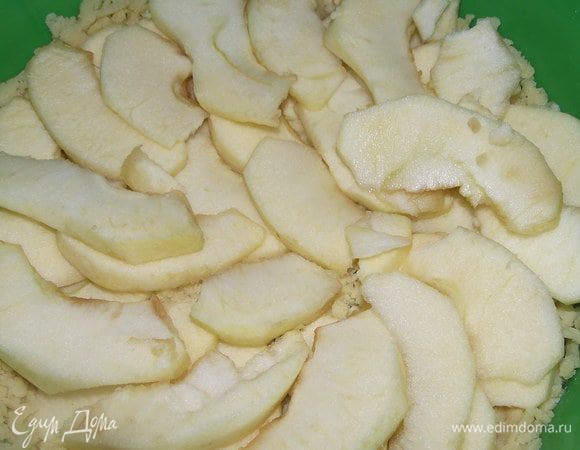 Очистить яблоко от кожуры,тонко порезать его и выложить на тесто
 