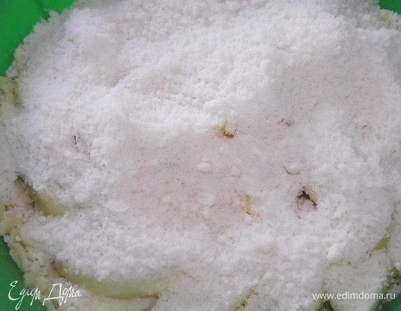 Засыпать яблоки сухой смесью