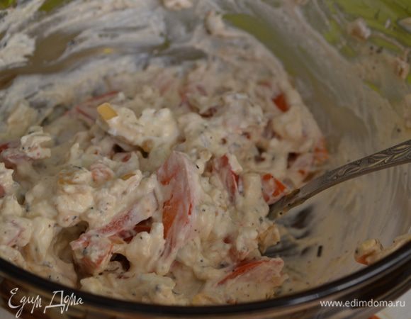 Приготовить начинку: 
разогреть 1 ст.ложку оливкового масла в сковороде, добавить розмарин мелко порванный, чеснок, жарить 1 мин., добавить перец и жарить еще мин.5 постоянно помешивая. Выключить и остудить. Если вы используете брынзу, то выложить начинку на брынзу, пока начинка горячая и сразу перемешать. Если твердый сыр, то начинку остудить и перемешать с тертым сыром.