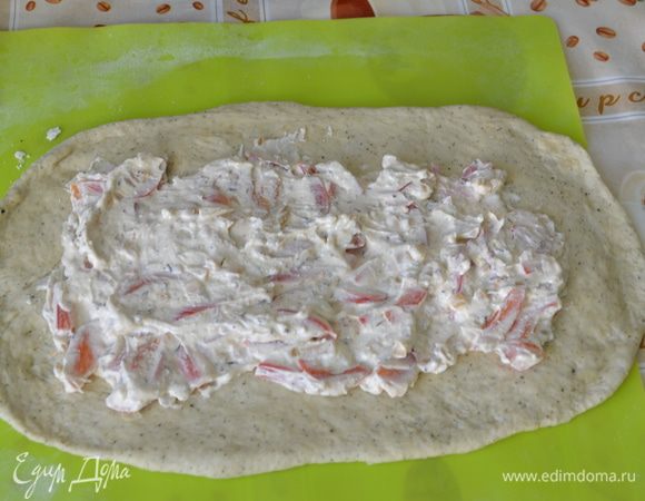 Месить подошедшее тесто в течение 5 минут, раскатать в прямоугольник 20X30 см, выложить начинку и равномерно распределить, оставляя 5 см.от краев. Закатать тесто, скрепив края скалкой. Дать полежать 10 мин, смазать взбитым яйцом, посыпать тертым пармезаном и выпекать в разогретой до 200 С духовке 40 минут (До золотистого цвета). Вынуть из духовки, дать полежать 10 мин, затем разрезать и подавать.
Приятного аппетита!