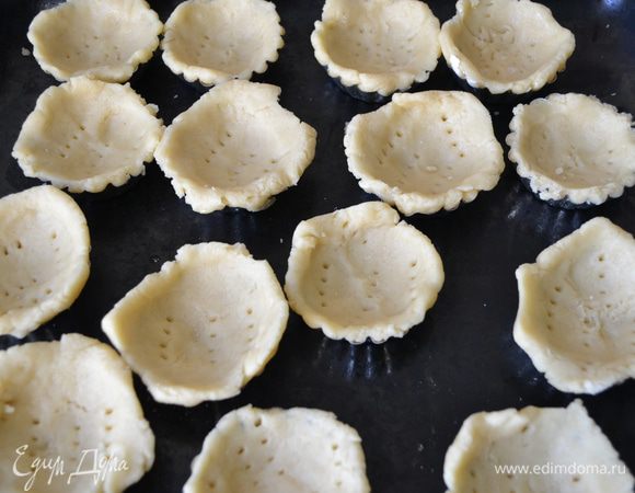 Тесто уложить в формочки для выпекания,проколоть вилкой и отправить в разогретую до 180 С духовку на 20 мин.
