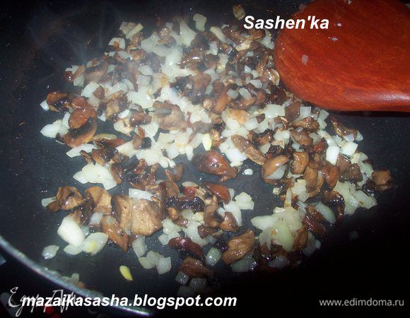 Грибы мелко порезать, лук нарезать мелким кубиком, обжарить все это на растительном масле, когда грибы дарут сок добавить сливки (количество сливок варьируйте сами) посолите, поперчите и потушите минут 5.