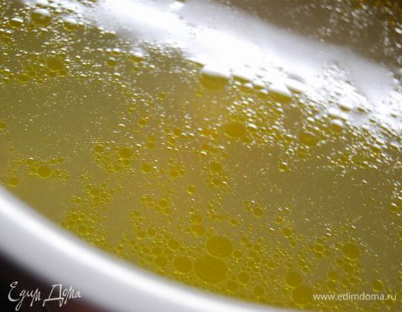 Поставим вариться бульон (у меня цесарка), а тем временем займемся приготовлением гнезд (или ленивых пельменей-вареников).