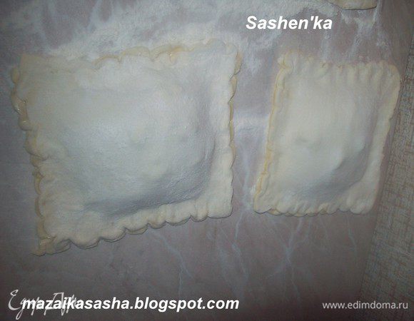 Отправляем готовые слойки в заранее разагретую до 220 градусов духовку до зарумянивания.)