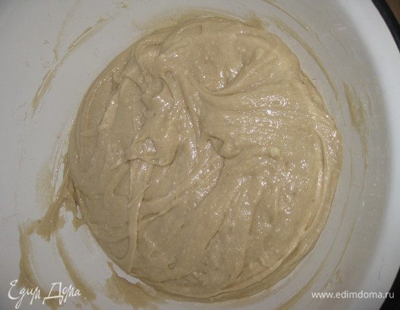 Положите банановую кашицу, разрыхлитель и муку, замесите некрутое тесто (как густая сметана).