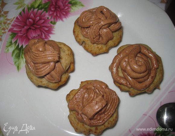 Готовые маффины можно украсить кофейным кремом или полить растопленным шоколадом.
