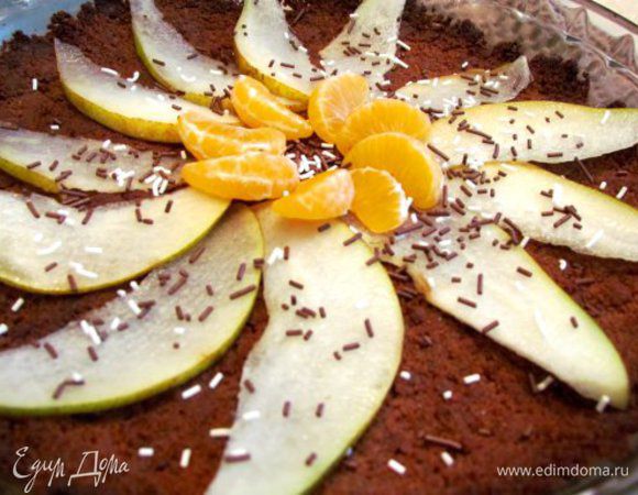 Порезать грушу, мандарин почистить и разобрать на дольки. Уложить фрукты на слегка остывшую основу. Присыпать все тертым шоколадом или кондитерской посыпкой.