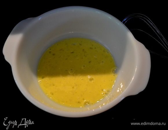 Яйцо с молоком слегка взбить.
В другом блюде смешать пармезан, хлеб.крошку,паприку,соль и перец.Окунать окорочка вначале в яичную смесь, затем в хлебную с пармезаном.