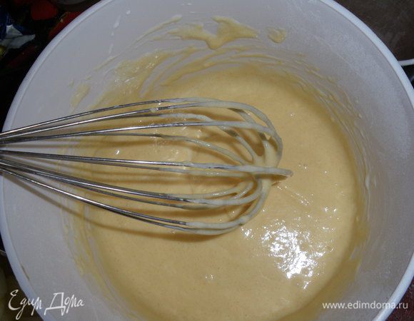 Сначала почистим и порежем яблоки на тоненькие пластинки.Чтоб не потемнели можно сбрызнуть лимонным соком,я не делала,т.к.использовала зеленые яблочки,которые и за полчаса не попытались темнеть.
Муку с разрыхлителем просеять,добавить сахар.Затем в порядке очереди вливаются молоко и масло,добавляем яйца и все перемешиваем венчиком до состояния густой сметанки.