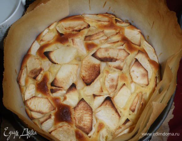 форму(у меня разъемная d 24) застелить бумагой для выпечки,вылить туда наше тесто.Сверху побросать порезанные яблочки.Поставить выпекать в нагретую до 180 гр. духовку на 25-30 минут до золотистого состояния нашего пирога(форму брать высокую,пирог хорошо поднимается).