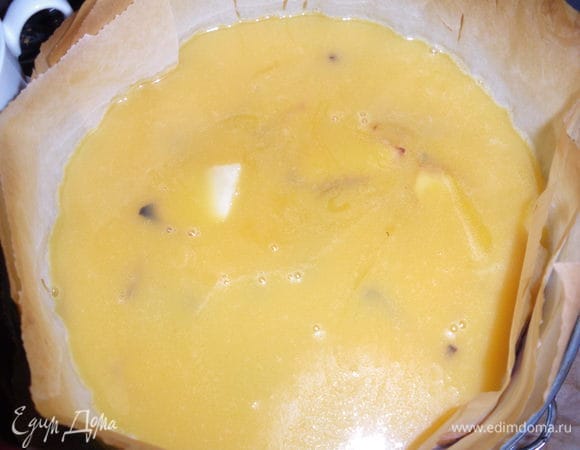 Где-то за 5-10 минут до готовности пирога начинаем делать нашу восхитительную заливку:растопить масло,добавить к нему сахар и тщательно перемешать.Когда наша маслянная масса немного остынет добавляем перемешанные яйца и хорошенько размешиваем.На последнем этапе можно факультативно добавить зерна ванили или ликер по выбору(в этот раз не добавляла)и заливаем этой красотой наш пирог.