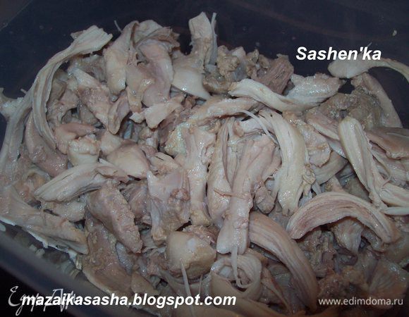 Курицу сварить до готовности. Охладить до комнатной температуры. Освободить мясо от кожи и костей и нарвать не большими кусочками по волокнам.