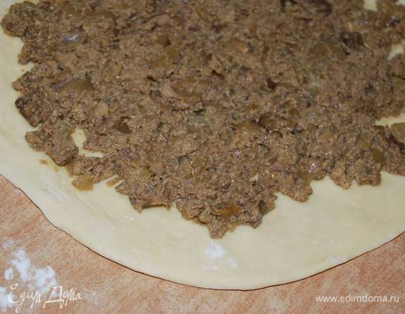 Делим его на две части,из каждой раскатываем круг. Выкладываем на каждый круг начинку небольшим слоем.