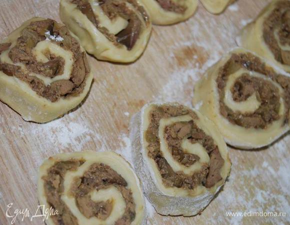 Режем кружками толщиной около 1см.,выкладываем на присыпанную мукой доску и убираем ненадолго в морозильную камеру. 