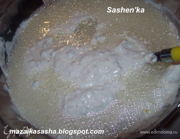 Добавляем бульон, так , что бы наш соус стал консистенции жидкой сметаны (но не очень увлекайтесь разбавлением, он не должен быть водянистым). пробуем на соль, если надо еще солим.