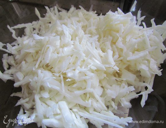 Нишинковать мелко капусту и залить ее кипятком минут на 20