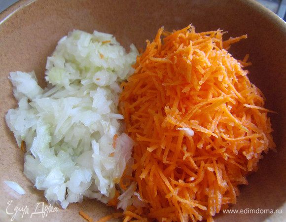Порезать мелко лук и натереть на мелкой терке морковь