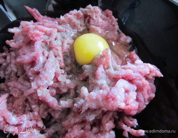 Фарш посолить и поперчить. Добавить яйца.