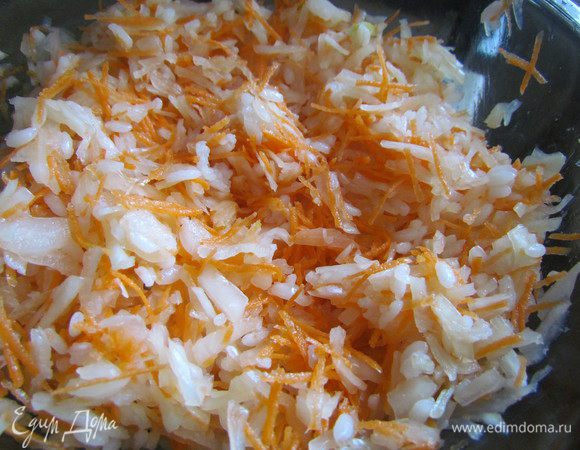 Смешать капусту, морковь, лук, рис. Хорошо перемешать.