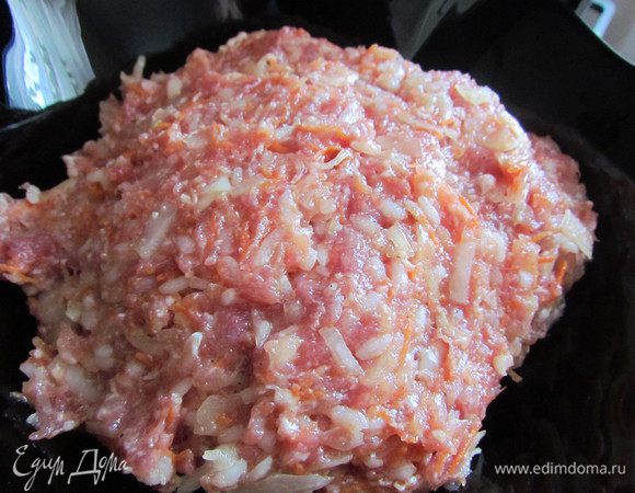 Смешать мясной фарш с овощным, хорошо вымешать и дать постоять в холодильнике минут 30 (будет лучше лепится)