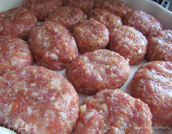 Сформировать голубцы и уложить в форму для запекания