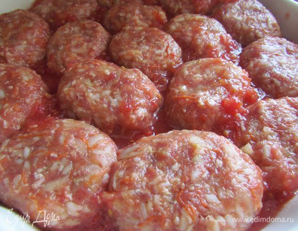 В промежутки между голубцами налить немного домашнего томатного сока (если это томаты в собственном соку, почистить их и измельчить в блендере вместе с соком)