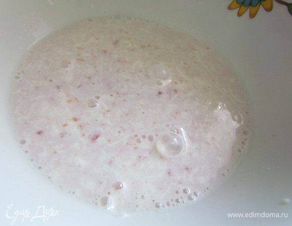 Смешать нежирную сметану и томатный сок (измельченные помидоры, томатную пасту)