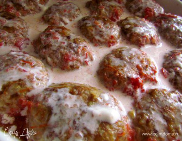 Полить соусом голубцы. Температуру в духовке увеличить до 200С и готовить голубчики еще минут 30