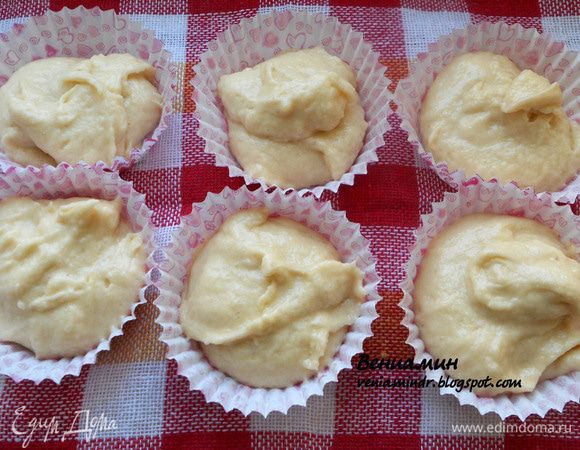 Духовку предварительно разогреть до 170+-. Разложить тесто примерно на 2/3 высоты формы ***У меня только бумажные  капсулы, т.е. не вкладываю их в дальнейшем в силиконовые/железные формы - практика показывает, что и без последних можно обойтись:) Правда в этом случае бумажные капсулы чуть деформируются и капкейки получаются достаточно широкими в обхвате, но более скромными по высоте:)***. Выпекать около 20+- минут или до готовности. Кексы с помощью кисточки смазать кофе (по желанию сладкий кофе)....наверное, можно и окунуть в него, но я не рискнул:)