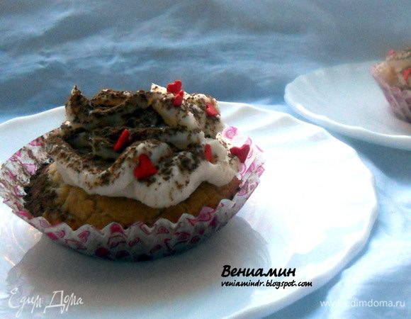 Для крема соединить маскарпоне, сахарную пудру (добавлял примерно 50 гр., т.к. сами кексы не очень сладкие) и хорошо растереть. По желанию можно добавить шоколад или апельсиновую цедру. С помощью кондитерского шприца или ложки украсить кексы кремом и присыпать какао-порошком! ***Получилось, как сказал главный дегустатор, очень вкусно, особенно крем:) Лично мне показалось, что много масла, и это странно, т.к. рецепт в принципе проверенный и раньше меня ничего не смущало. Но это всего лишь идея - напоминаю вам - поэтому за основу можно смело взять другой рецепт теста. Во всем остальном приятный и уютный десерт! 7 капкейков (диаметр капсул 7 см.)