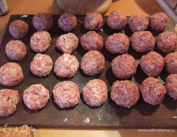 В глубокой миске перемешать фарш, яйца, посолить, поперчить и сформировать небольшие шарики.  
