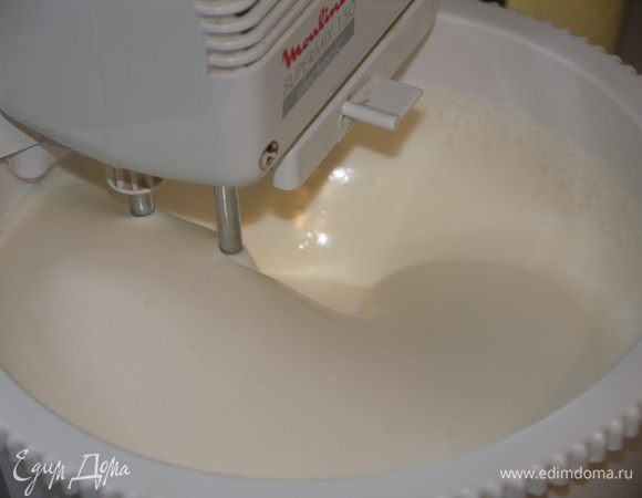 Тесто:
Яйца хорошо взбить с сахаром миксером на высоких оборотах(не менее 10мин.).