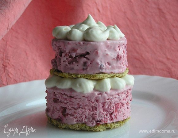 Потом фантазия разыгралась не на шутку :) Круг-бисквит, круг мороженого, крем, бисквит-шестигранник, мороженое шестигранное, крем. Почти Пизанская башня получилась ;))