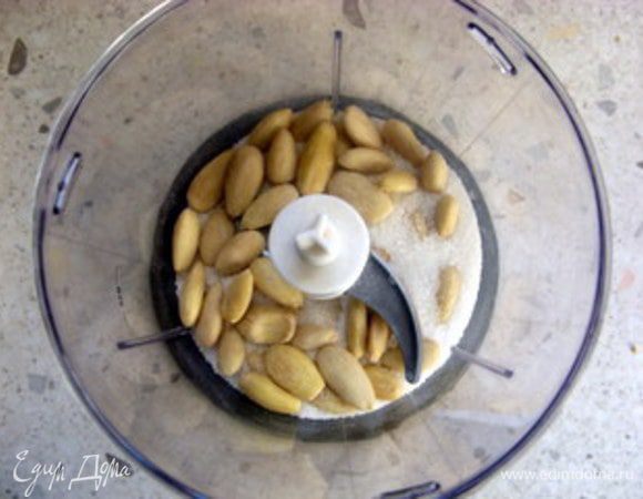 Приготовить тесто. Миндаль перемолоть с 60 гр сахара в блендере до состояния муки.