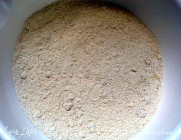 Смешать полученную миндальную муку с пшеничной мукой.