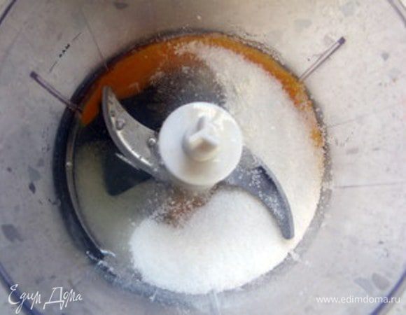 Взбить яйца с 60 гр сахара.