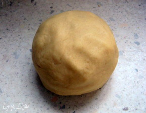 Соединить взбитое масло с мукой и замесить тесто.Завернуть тесто в целофан и убрать в холодильник на час.