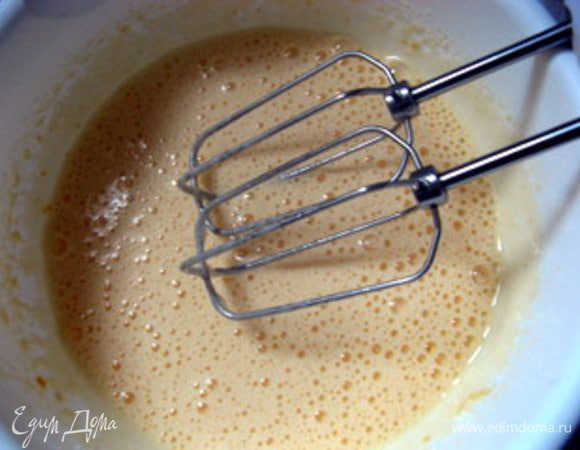 Приготовить крем.Взбить яйца с сахаром и щепоткой соли.