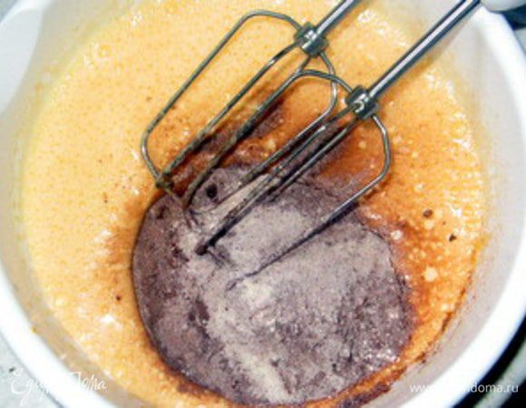 Добавить во взбитые яйца муку, крахмал и какао.