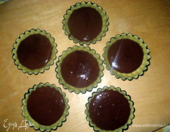 Наполнить корзиночки кремом. Крем будет подниматься, поэтому корзиночки нужно заполнять на половину. Выпекать при 170° около 12 минут.