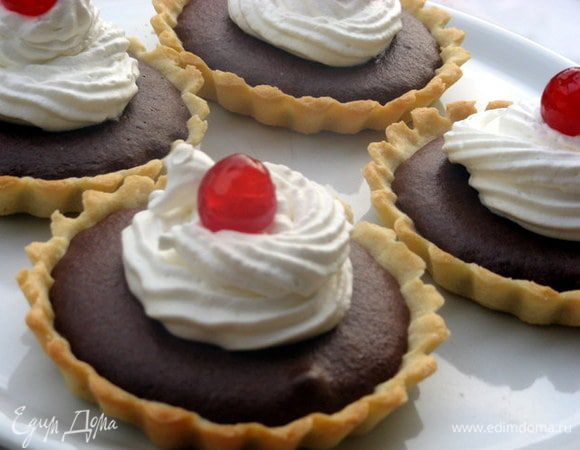 Взбить сливки и украсить корзиночки. 