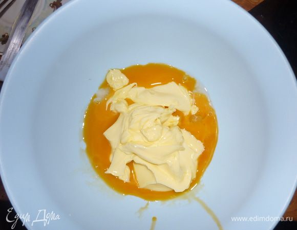 Сливочоное масло достать заранее с холодльника чтобы подтаяло.
Взбить желтки с сахаром и добавить размягченное при комнатной температуре сливочное масло.