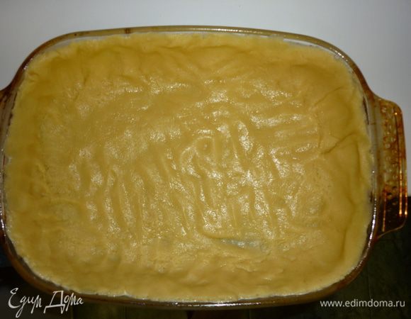 Раскатать тесто, выложить его в разъемную форму, у меня прямоугольная 20х29 и пальчиками разровнять тесто по бокам