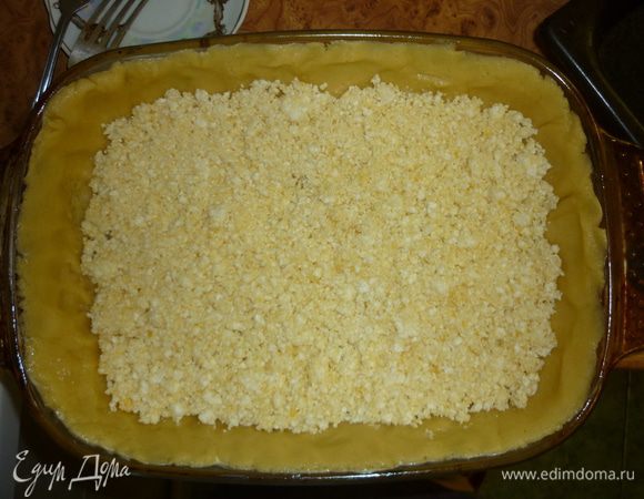 Для начинки соединить творог с желтками, сахаром, мукой и ванилином. Выложить творожную начинку сверху теста. Печь при 200 С до полуготовности (минут 20).