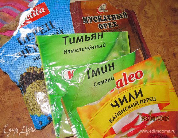 Все специи смешать. Добавьте ещё щепотку сахара, он усиливает вкус.