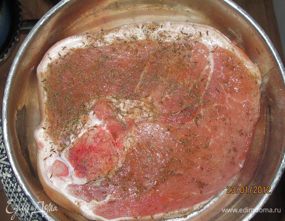 Натереть наше мясо со всех сторон и положить в посуду в которой будем мариновать. Необходимо, что бы оно лежало в посуде свободно, а не было впихнуто в неё.