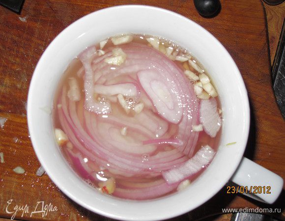 Выдавить сок из лимона, добавить вино и порезанный кольцами лук. Пусть помаринуется минут 10.