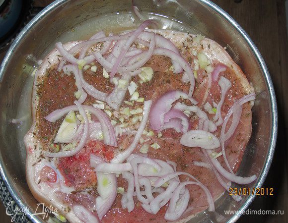 Разогреть духовку до 200 градусов.
Маринад вылить на мясо, лук распределить и под мясо тоже.